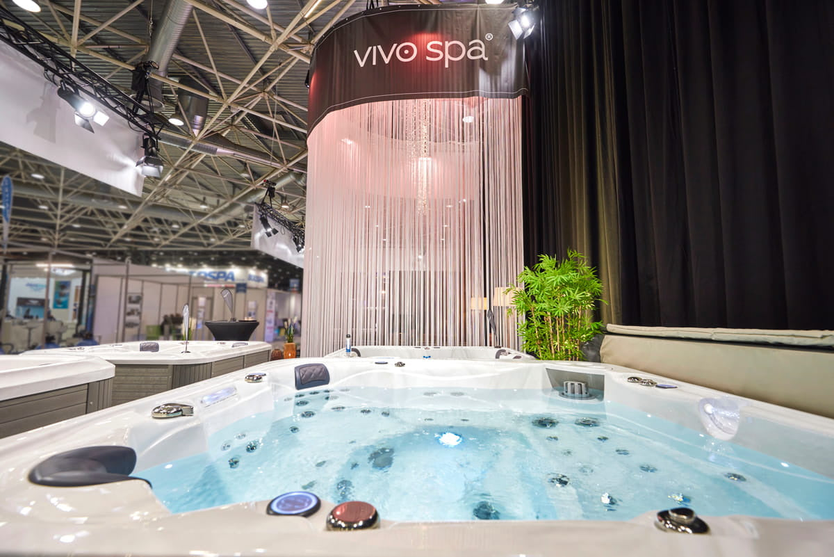 vivo spa® Messestand mit Whirlpool auf der Messe in Lyon 2022