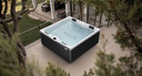 Quadratischer Outdoor-Whirlpool auf einer Gartenterrasse aus der Vogelperspektive