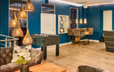 Loungebereich im Showroom mit Tischkicker und Bartisch