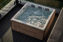 Sprudelnder Whirlpool mit Holzverkleidung aus der Vogelperspektive