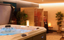 Whirlpool und Woodena Infrarotkabine im Showroom
