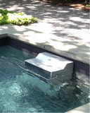Gegenstromanlage im Wasser eines Gartenpools