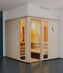 Infrarotkabine aus hellem Holz mit Glastür in einem Innenraum