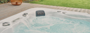 Whirlpool mit sprudelndem Wasser, Nackenkissen und Wasserfall