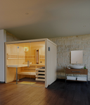 Helle Holzsauna in einem modernen Badezimmer
