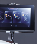 Touchscreen eines Massagesessels mit Programmen Sensei, Spine Care und Joint Care