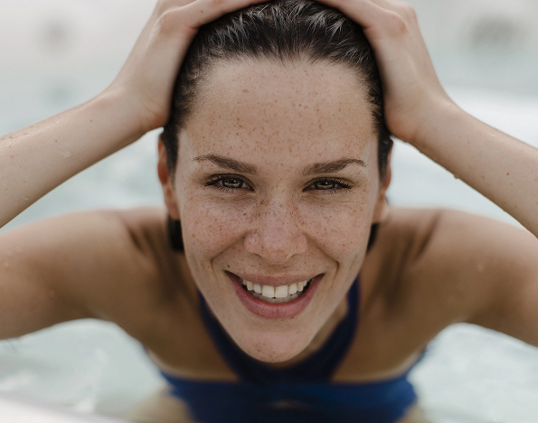 Lächelnde Frau entspannt im Wasser