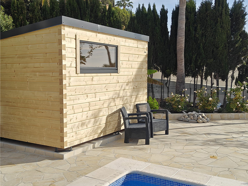 Helle Holz-Gartensauna mit Seitenfenster und Sitzgruppe auf einer Terrasse am Pool