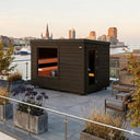 Schwarze Hetki Plus Gartensauna auf einer Dachterrasse mit Blick über Stadt und Hafen