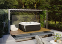 Jacuzzi J-355 Whirlpool unter einer Pergola im Garten