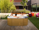 Drei Personen im Jacuzzi Santorini Pro Whirlpool auf einer Gartenterrasse