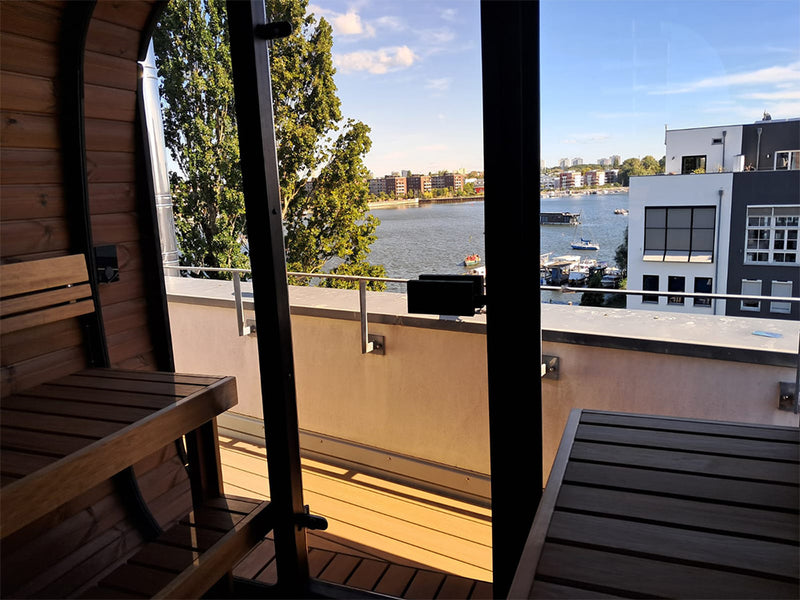 Blick aus der Kaunis Gartensauna über Dachterrasse, Fluss und Stadt