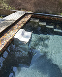 Weiße Gegenstromanlage in einem kompakten Pool mit Mosaikrand