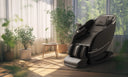 Schwarzer Menada Serenity Wave Massagesessel in einem hellen Wohnraum mit Pflanzen