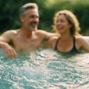 Paar entspannt im sprudelnden Wasser eines Whirlpools