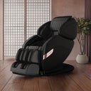 Schwarzer OGAWA Smart Vogue Prime 4D Massagesessel vor einer japanischen Raumtrennwand