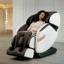 Frau entspannt im weiß-braunen OGAWA Smart Vogue Prime 4D Massagesessel