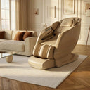Beigefarbener Menada Serenity Wave Massagesessel in einem hellen Wohnzimmer