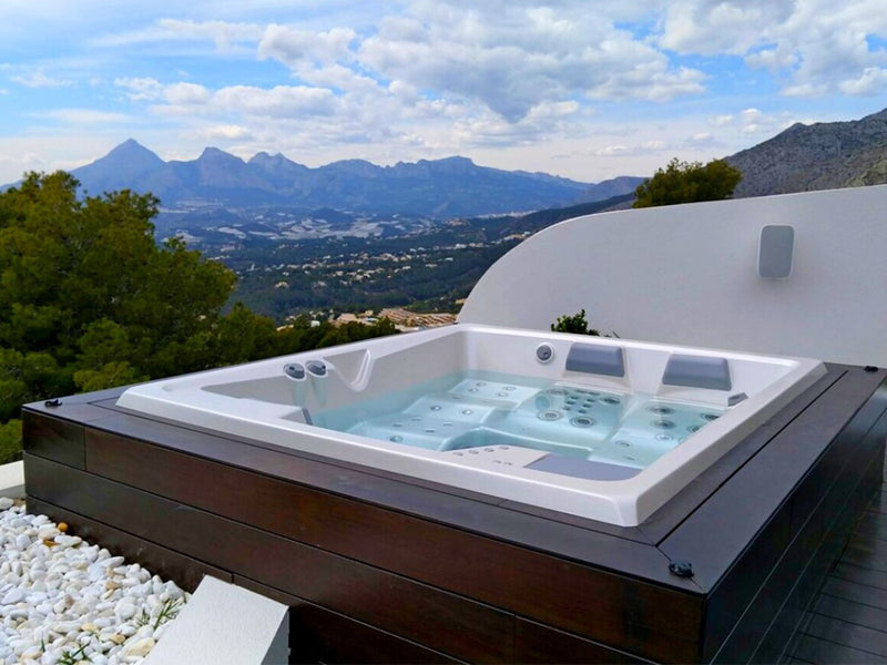 In eine Terrasse eingelassener Whirlpool mit Bergpanorama