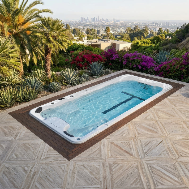VIVO SPA WaterFit 1 auf einer Hangterrasse mit Palmen und Blick über die Stadt