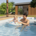 Vater und Kleinkind mit Schwimmring im VIVO SPA WaterFit 2 auf einer Gartenterrasse