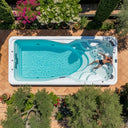 Draufsicht auf einen Mann im Massagebereich des VIVO SPA WaterFit 3 in einem mediterranen Garten