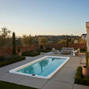 VIVO SPA WaterFit 4M auf einer bepflanzten Terrasse mit Lounge bei Abendlicht