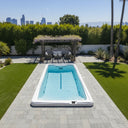 VIVO SPA WaterFit 4L in einem gepflegten Garten mit Terrasse und Stadtblick