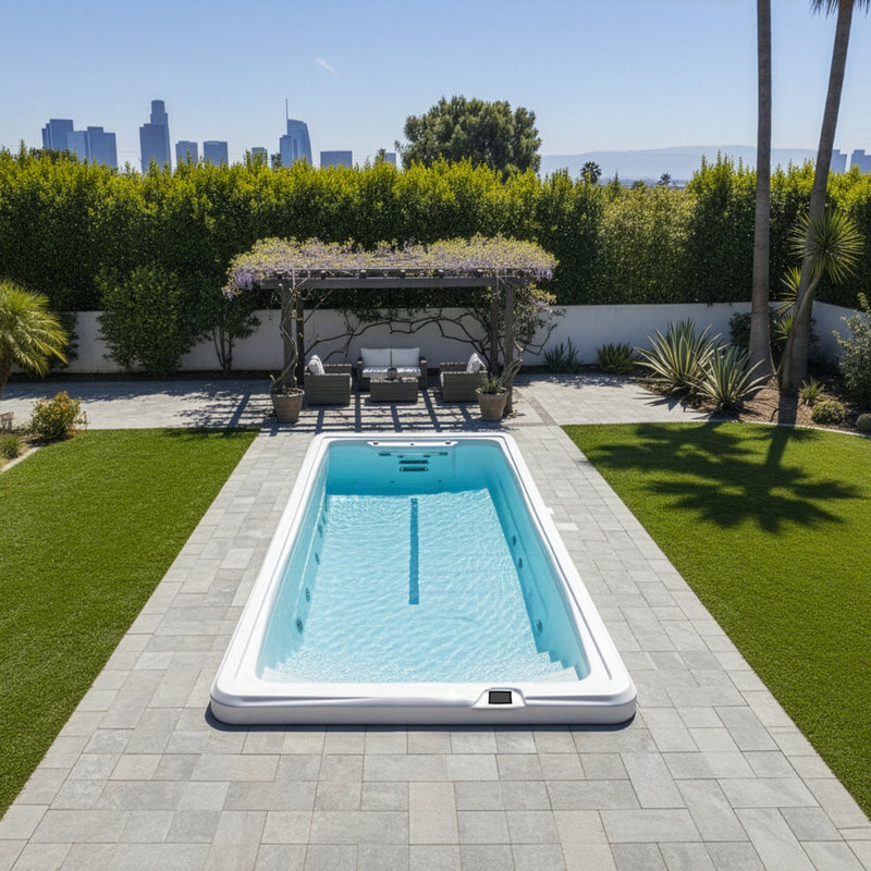 VIVO SPA WaterFit 4L in einem gepflegten Garten mit Terrasse und Stadtblick