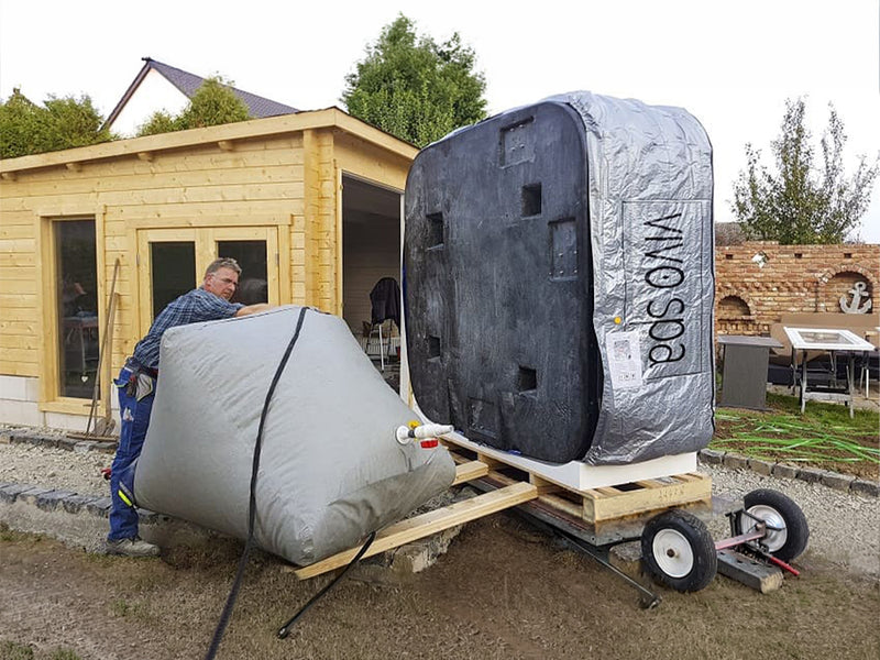 Aufrecht stehender, isolierter Whirlpool wird mit einem Hebekissen in Position gebracht