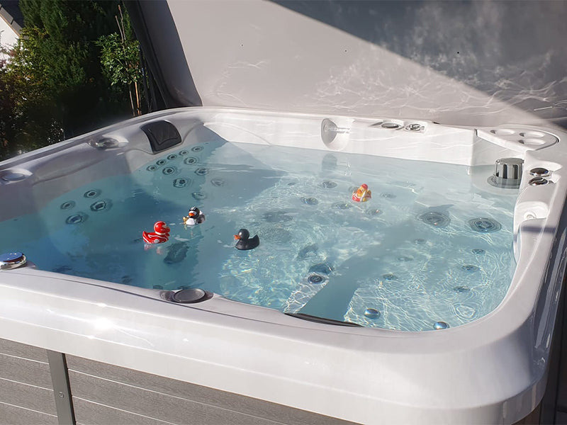 WELUXIA Whirlpool mit mehreren schwimmenden Gummienten im klaren Wasser