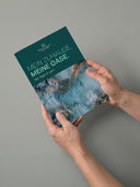 Hände halten den Whirlpool-Center-Katalog „Mein Zuhause. Meine Oase.“
