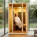 Frau im Bademantel in einer Woodena Sanasense Foldaway Infrarotkabine