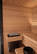 Innenraum der AUROOM Mira S mit Holzofen und Saunabänken aus Thermo-Espe