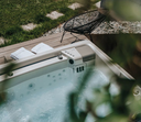 Outdoor-Whirlpool mit Bedienfeld und Handtüchern auf einer Holzterrasse
