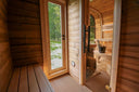 Vorraum der Round Cube Gartensauna mit Glastür zum Saunabereich