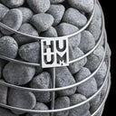 Nahaufnahme der Saunasteine und des HUUM-Logos am DROP Saunaofen