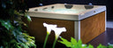 Outdoor-Whirlpool mit Holzverkleidung und gefülltem Becken bei Nacht