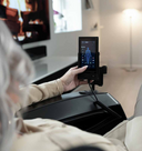 Frau bedient den Touchscreen eines Massagesessels