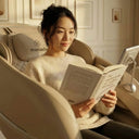 Frau liest in einem beigefarbenen Menada Serenity Wave Massagesessel