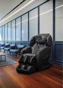 Schwarzer OGAWA Master Drive 4D Massagesessel in einem modernen Wartebereich