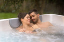 Paar im Outdoor Whirlpool am entspannen