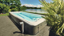 VIVO SPA Swim Spa mit dunkler Verkleidung auf einer Holzterrasse am See