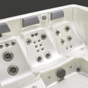 Sitzplätze mit Kopfstützen und Massagedüsen im USSPA Persea iN Whirlpool