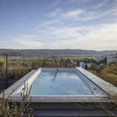 USSPA Swim Spa XL auf einer erhöhten Holzterrasse mit weitem Blick über das Tal