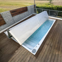 USSPA Swim Spa XL mit halb geöffneter, hochgeklappter Abdeckung auf einer Dachterrasse