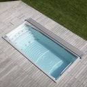 USSPA Swim Spa XL auf einer Holzterrasse mit teilweise aufgerollter Lamellenabdeckung