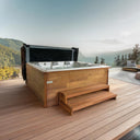 USSPA Virgo iN Whirlpool mit Holzverkleidung, Einstiegstreppe und geöffneter Abdeckung vor Bergpanorama