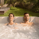 Paar entspannt im sprudelnden VIBES by USSPA Lucky Whirlpool im Garten
