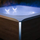 Beleuchtete Eckansicht des VIBES by USSPA Lucky Whirlpools mit Holzverkleidung